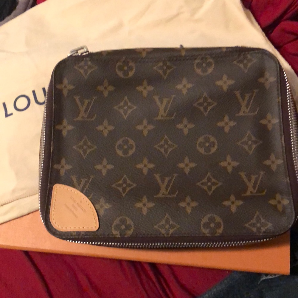 Louis Vuitton Horizon pouch